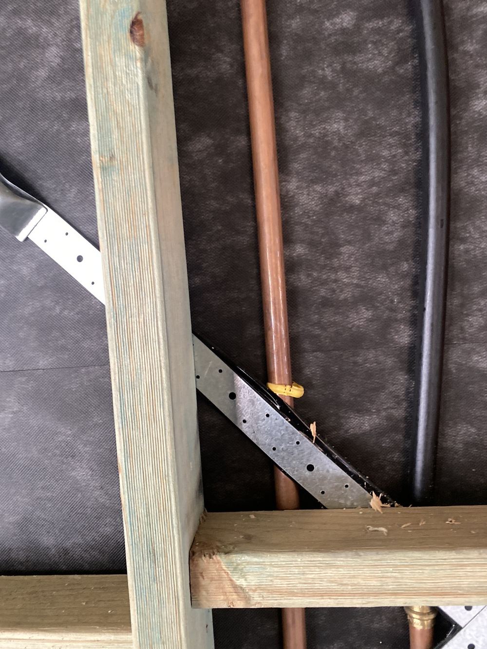 Gas pipe touching metal framing with no separation fitted between them, Gables